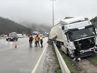 Samsun’da sürücüsüz hareket eden tır, refüje çıktı