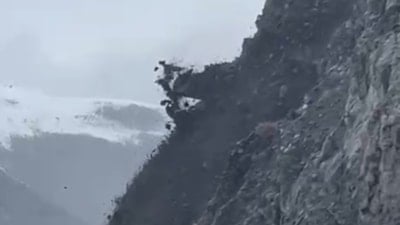 Yüksekova-Van kara yolunda korkutan heyelan