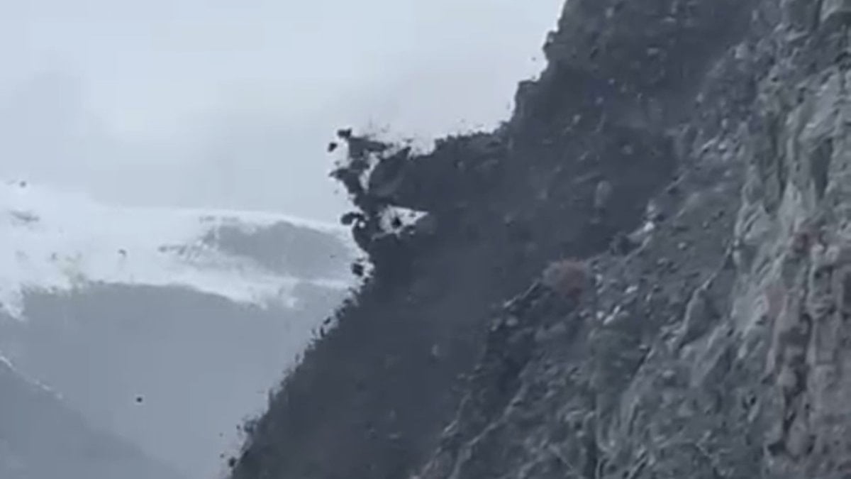 Yüksekova-Van kara yolunda korkutan heyelan