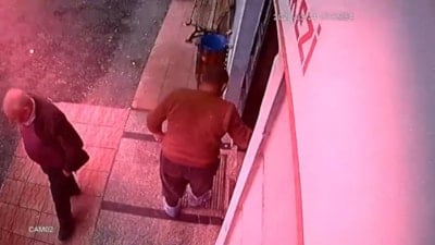 Malatya'da sağlık merkezine çamurlu çizmelerini çıkarıp galoşla girdi