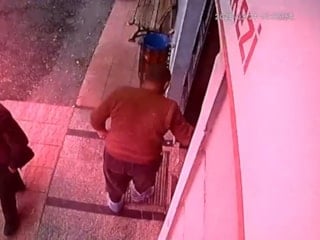 Malatya'da sağlık merkezine çamurlu çizmelerini çıkarıp galoşla girdi