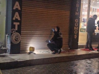 Elazığ’da iş yerine silahlı saldırıda 9 kurşun vitrine isabet etti