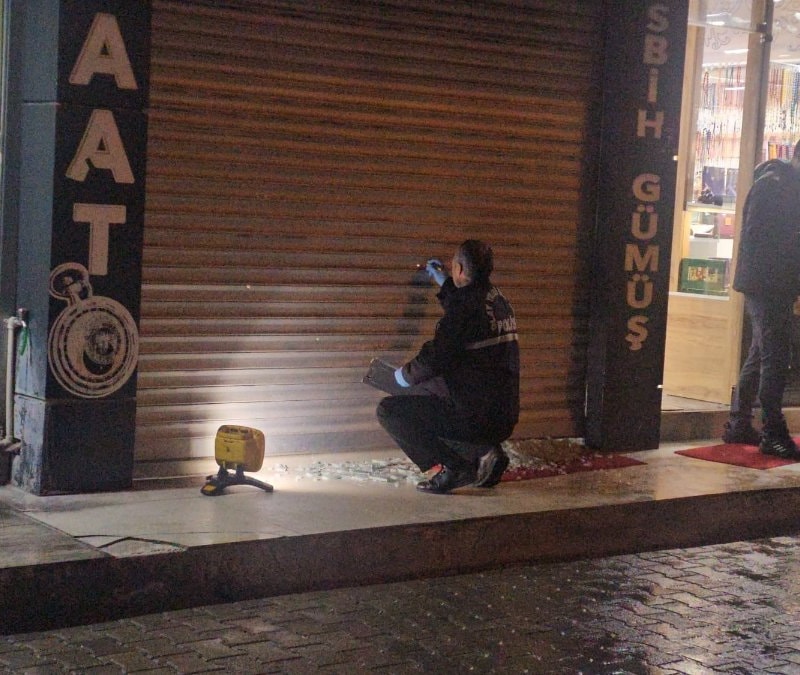 Elazığ’da iş yerine silahlı saldırıda 9 kurşun vitrine isabet etti