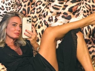 Saba Tümer gençlik fotoğrafını paylaştı! Güzelliğine yorum yağdı