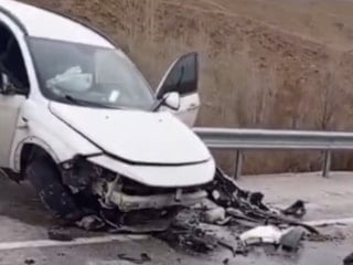 Van'da yağışlı yolda kaza: Otomobil bariyerlerde asılı kaldı, 4 kişi yaralandı
