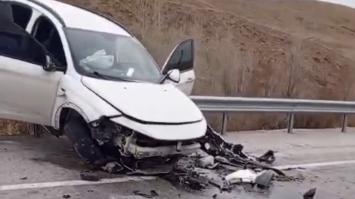 Van'da yağışlı yolda kaza: Otomobil bariyerlerde asılı kaldı, 4 kişi yaralandı