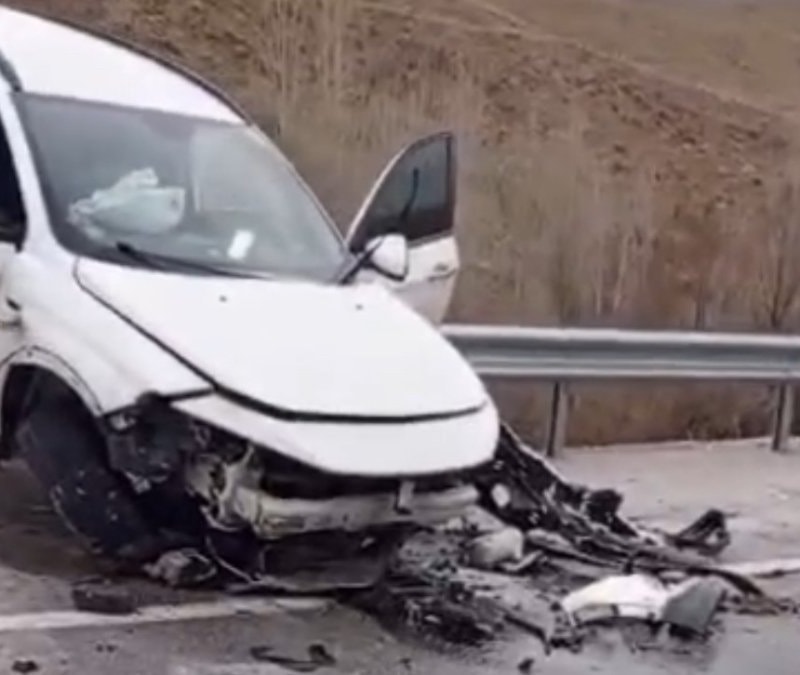 Van'da yağışlı yolda kaza: Otomobil bariyerlerde asılı kaldı, 4 kişi yaralandı