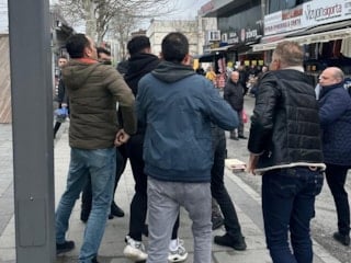 Sakarya'da seyyar satıcılar ile zabıta ekipleri birbirine girdi: 2 tutuklama