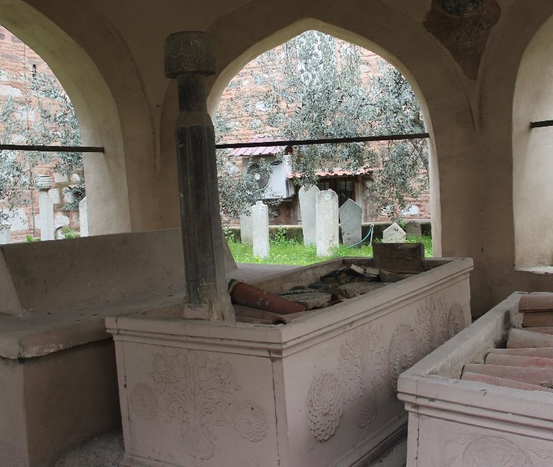 Manisa’da 500 yıllık hazirede tahribat