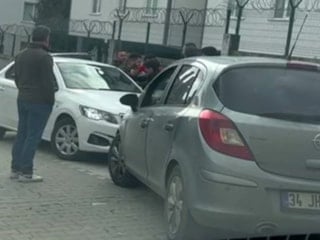 İstanbul'da kadın sürücülerin yol verme kavgası kamerada