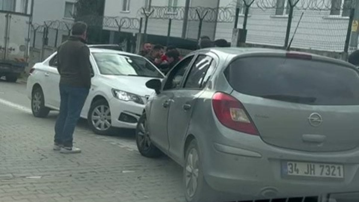 İstanbul'da kadın sürücülerin yol verme kavgası kamerada