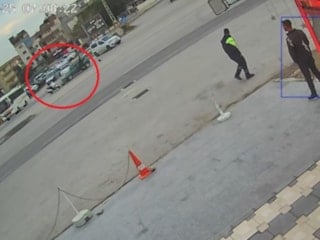 Hatay’da kavşakta motosiklet sürücüsü, çarpışmanın etkisiyle havaya savruldu