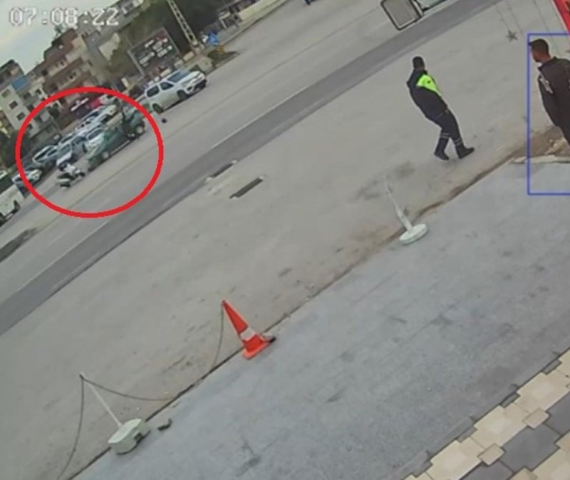 Hatay’da kavşakta motosiklet sürücüsü, çarpışmanın etkisiyle havaya savruldu