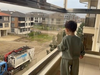 Düzce'de 'çöp kamyonu hayranı' minik Arda’ya belediyeden sürpriz