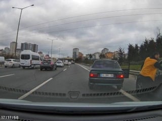 Ümraniye’de makas atamayan sürücü, araçtan inip tokat attı