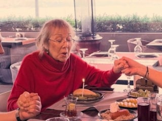 Ata Demirer'den duygusal paylaşım! Annesiyle Boğaz'da poz verdi