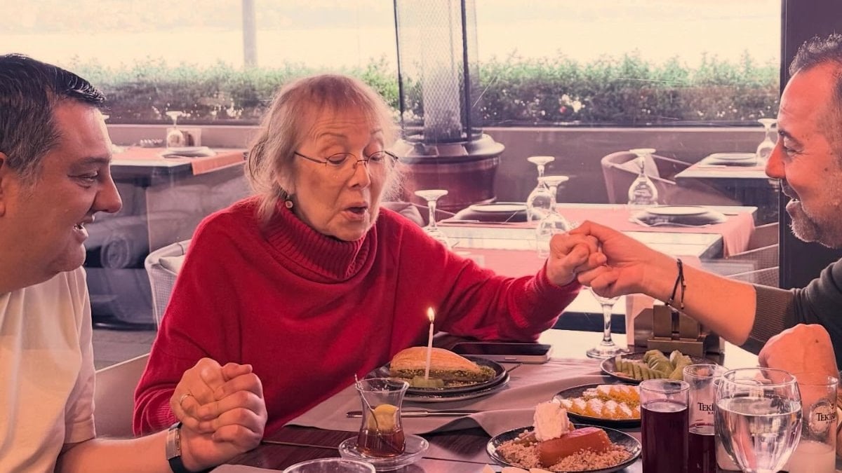 Ata Demirer'den duygusal paylaşım! Annesiyle Boğaz'da poz verdi