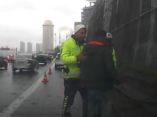 TEM Otoyolu’nda boğulma tehlikesi yaşayan sürücüyü kurtaran polis: Görevimizi yaptık