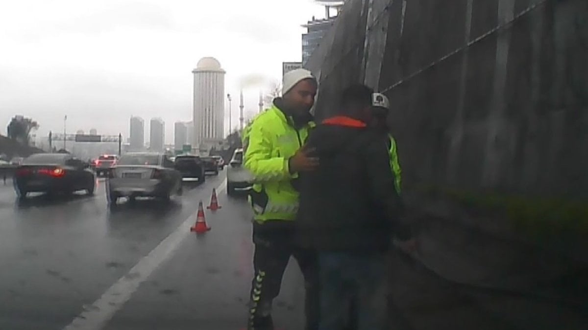 TEM Otoyolu’nda boğulma tehlikesi yaşayan sürücüyü kurtaran polis: Görevimizi yaptık