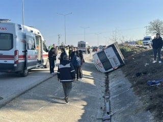 Çanakkale'de yolcu minibüs kaza yapıp, devrildi