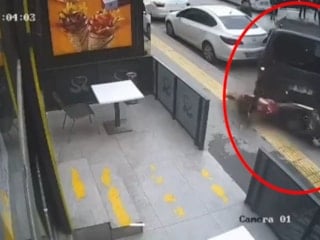 Mardin’de fren yerine gaza basan hafif ticari araç 4 araca çarptı