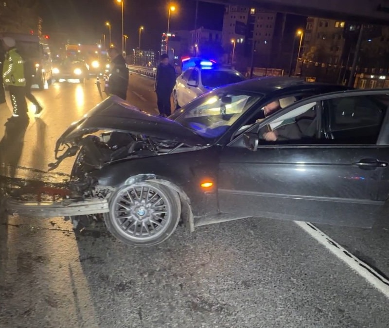 İstanbul'da kaza yaptı, aracını bırakıp kaçtı