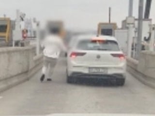 İstanbul'da trafikte otomobile saldıran tır sürücüsü kamerada