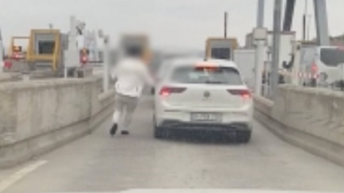 İstanbul'da trafikte otomobile saldıran tır sürücüsü kamerada