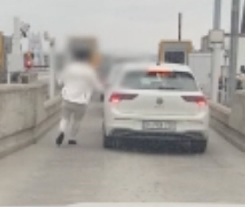 İstanbul'da trafikte otomobile saldıran tır sürücüsü kamerada