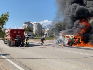 Antalya'da yanan otomobilden kedisiyle sağ çıktı