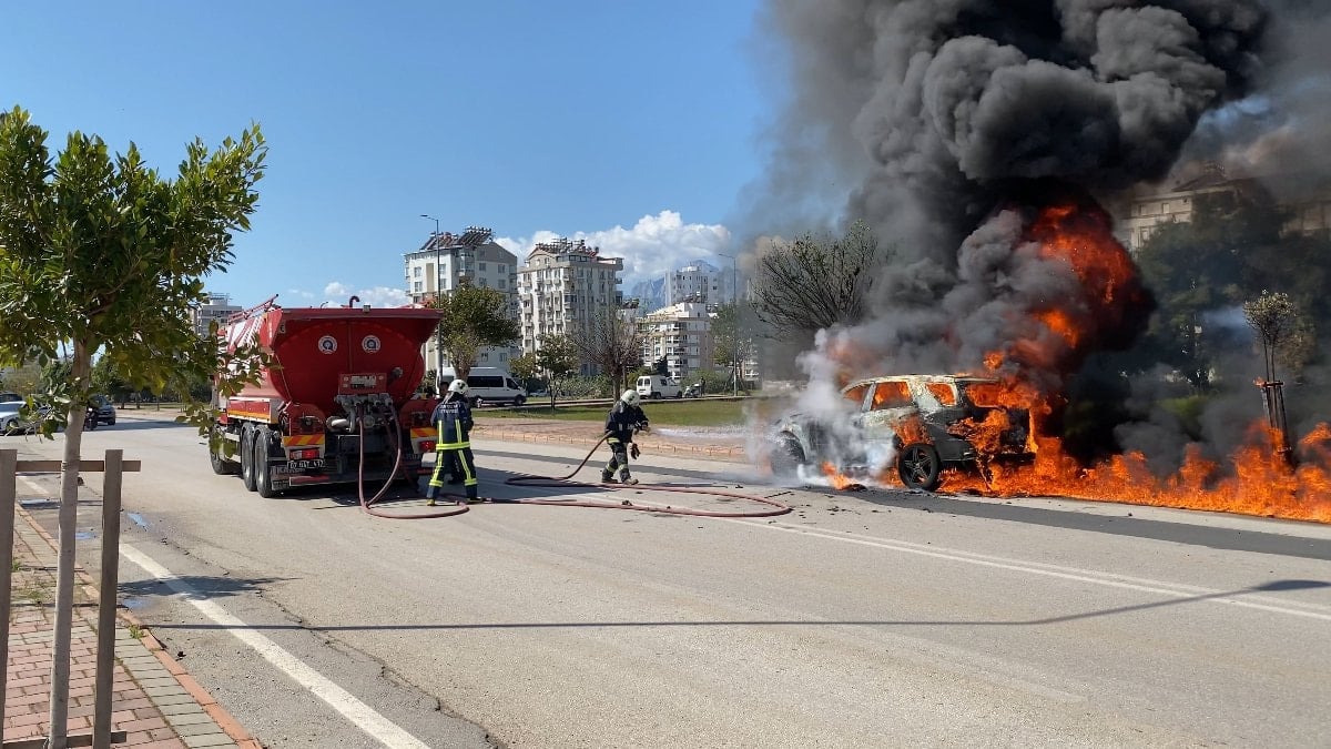 Antalya'da yanan otomobilden kedisiyle sağ çıktı