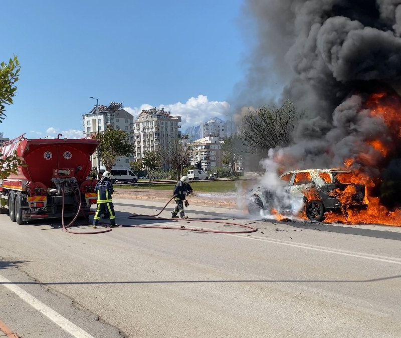Antalya'da yanan otomobilden kedisiyle sağ çıktı