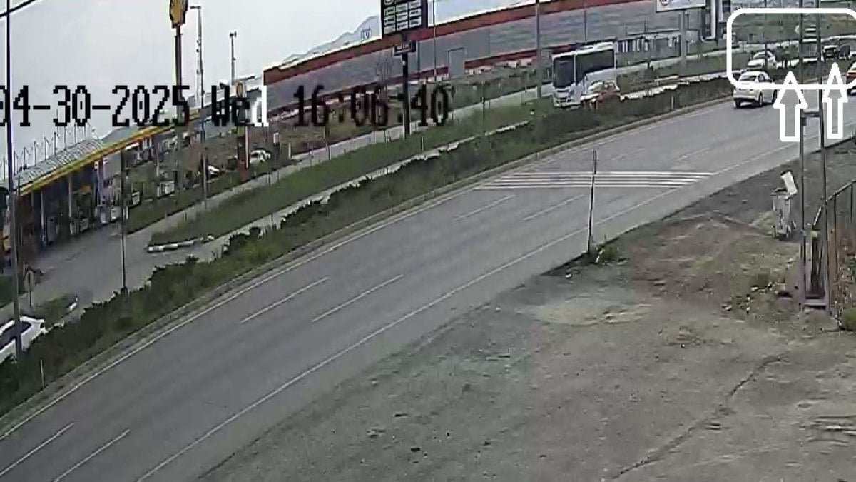 Kayseri’de yoldaki köpeği kurtarmak isterken 2 kişinin can verdiği kaza anı