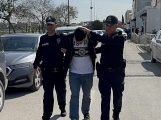 Adana'da ayağıyla otomobil kullanan sürücü yakalandı