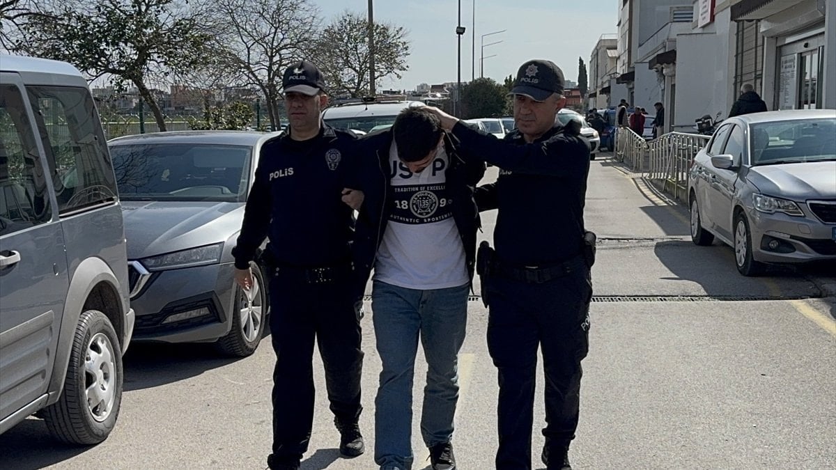 Adana'da ayağıyla otomobil kullanan sürücü yakalandı