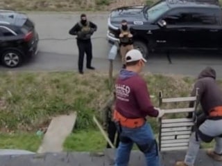 ABD'de ev sahibi, çatıyı onaran kaçak göçmenlere para vermemek için ihbar etti