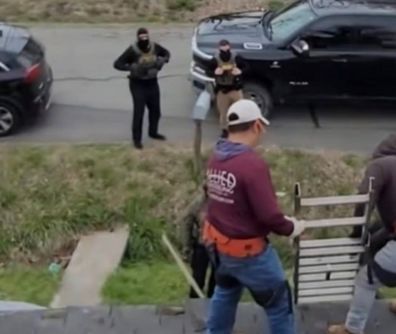 ABD'de ev sahibi, çatıyı onaran kaçak göçmenlere para vermemek için ihbar etti