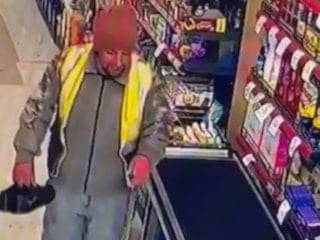 Sivas'ta markete girerken kirli ayakkabılarını çıkarttı