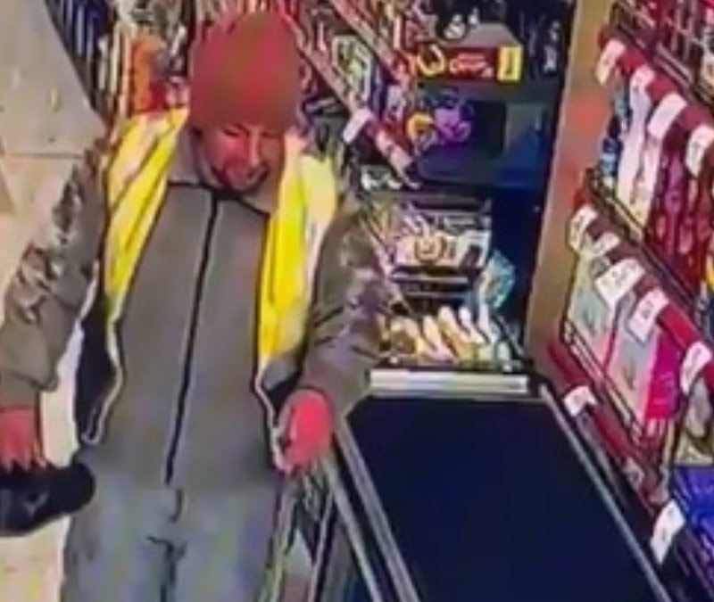 Sivas'ta markete girerken kirli ayakkabılarını çıkarttı