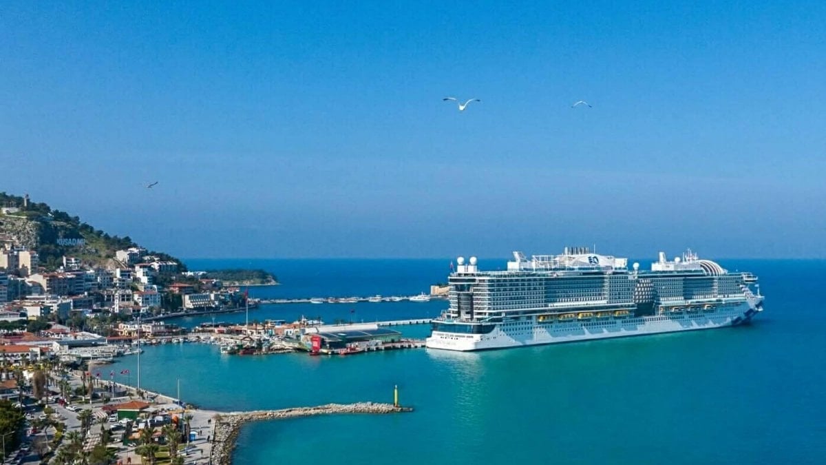 Kuşadası’na dev kruvaziyer akını: 4 binden fazla turist geldi
