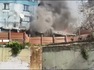 İstanbul'da yangından son anda kurtuldu: 'Evim gitti' diyerek ağladı