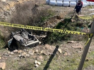 Kütahya'da yoldan çıkan otomobilde 2 kişi hayatını kaybetti