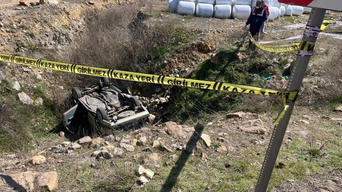 Kütahya'da yoldan çıkan otomobilde 2 kişi hayatını kaybetti