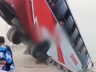 Bangladeş'te yolcu otobüsü nehre düştü: 24 kişi hayatını kaybetti