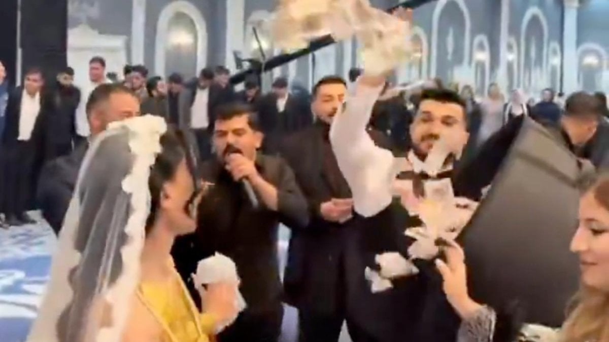 Şanlıurfa'da bir düğünde ortaya saçılan paralar gündem oldu: O anlar kamerada