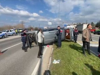 Bolu’da kamyon ile otomobil çarpıştı: 6’sı çocuk 9 yaralı