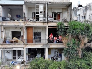 İran'ın hedef aldığı Tel Aviv'de hasar alan binalar görüntülendi