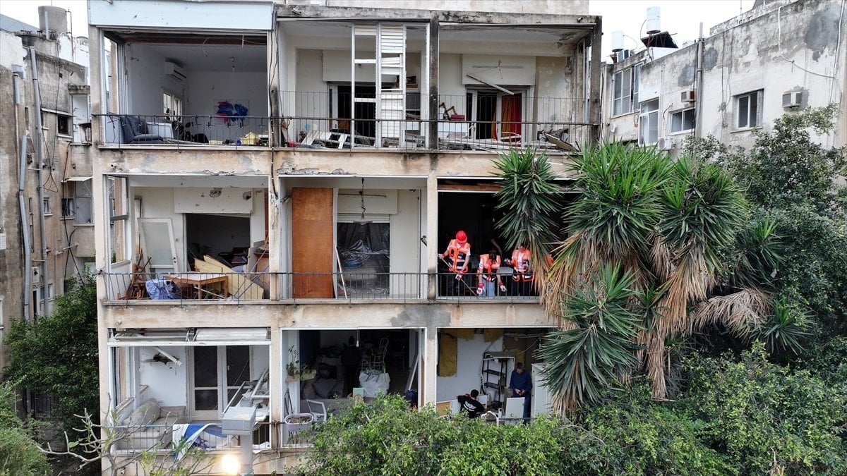 İran'ın hedef aldığı Tel Aviv'de hasar alan binalar görüntülendi