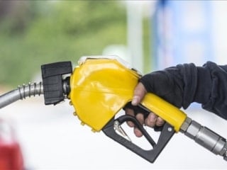Akaryakıtta indirim: Motorinin litresi 70 liranın altına geriledi