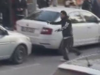 İstanbul Fatih'te etrafa rastgele bıçakla saldıran şahıs kameraya yansıdı